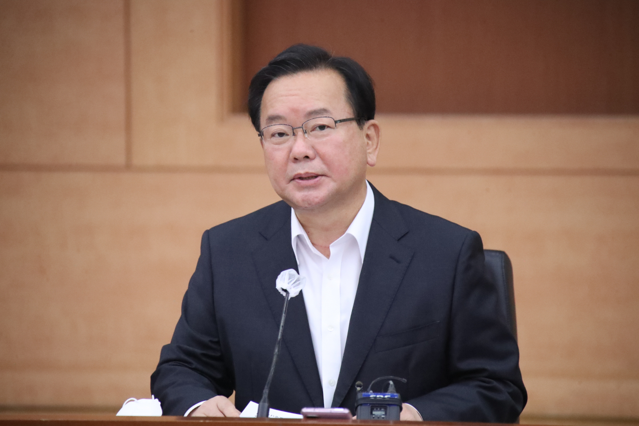 김부겸 국무총리가 19일 오전 정부서울청사에서 수도권 22개 상급종합병원장들과 만나 코로나19 위중증 환자 병상 운영방안을 논의하기 위해 긴급회의를 하고 있다. [연합]