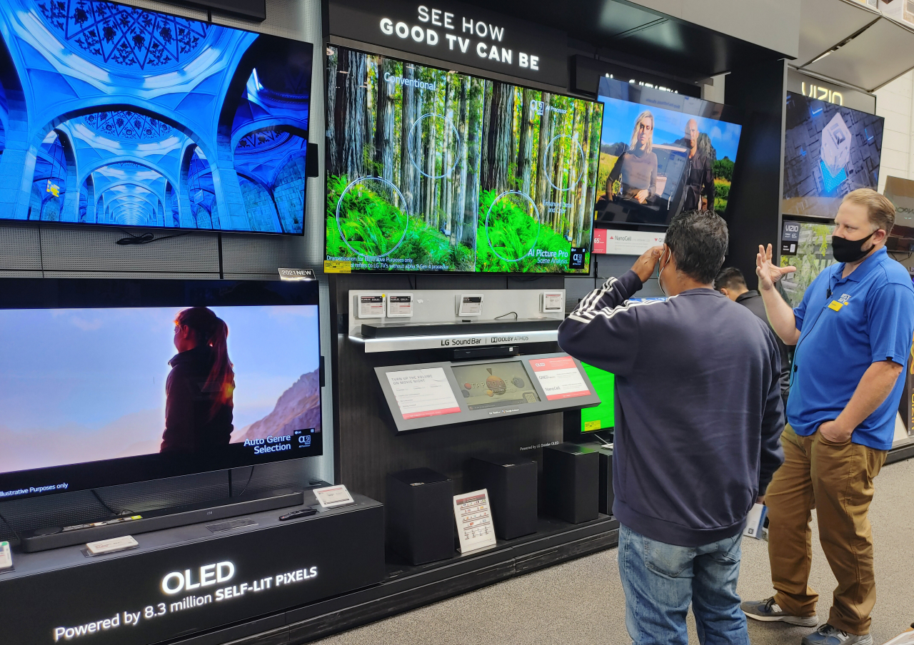 연말 쇼핑시즌을 앞두고 미국 필라델피아 인근에 위치한 베스트바이(BestBuy) 매장을 찾은 고객이 LG 올레드 TV를 살펴보고 있다. [LG전자 제공]