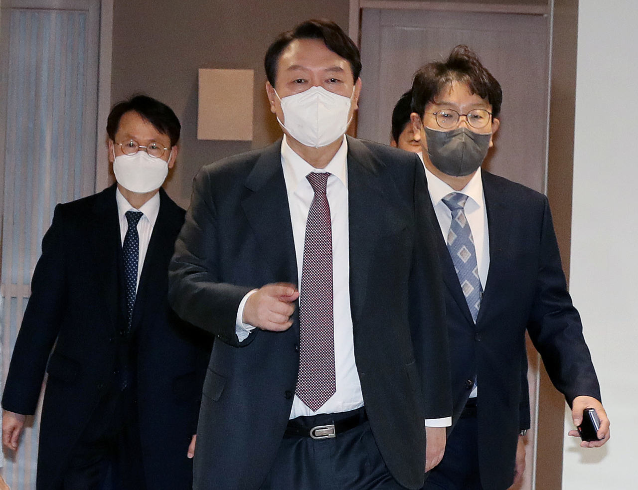 윤석열 국민의힘 대선 후보와 권성동 신임 사무총장이 18일 서울 여의도의 한 음식점에서 중진의원들과의 비공개 오찬 회동에 참석하고 있다. [국회사진기자단]