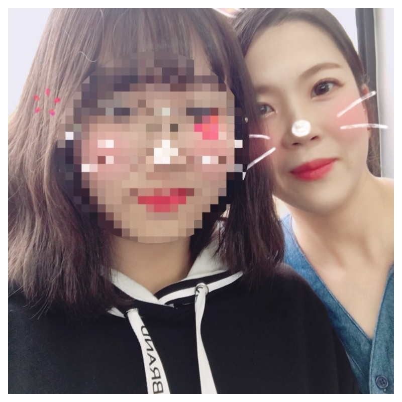 고3 딸을 둔 엄마인 김지선(오른쪽) 씨와 그의 딸. 그는 과거 아이를 학대한 경험이 있었다고 고백했다. 김씨는 스스로 가해자였음을 인정하고, 이를 해결하기 위해 정신과 치료와 강의 등을 들으며 노력했다. 현재는 아동학대 방지를 위해 힘을 쓰고 있다. [김지선 씨 제공]