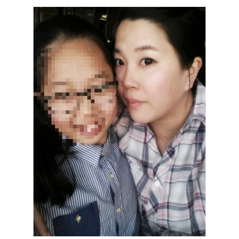 고3 딸을 둔 엄마인 김지선 씨와 그의 딸. 딸이 어릴 때의 모습이다. [김지선 씨 제공]