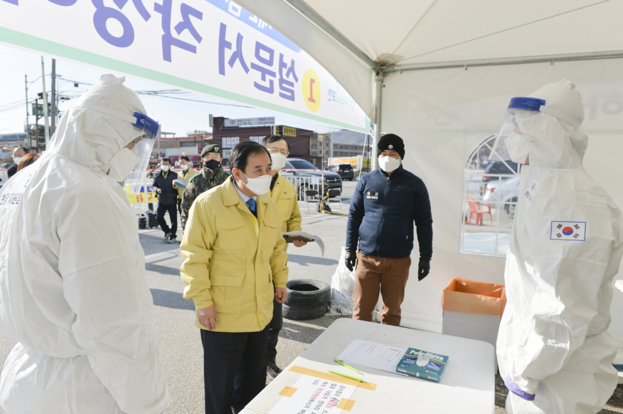 박윤국(노란 점퍼) 포천시장, 코로나19 선별진료소 방문