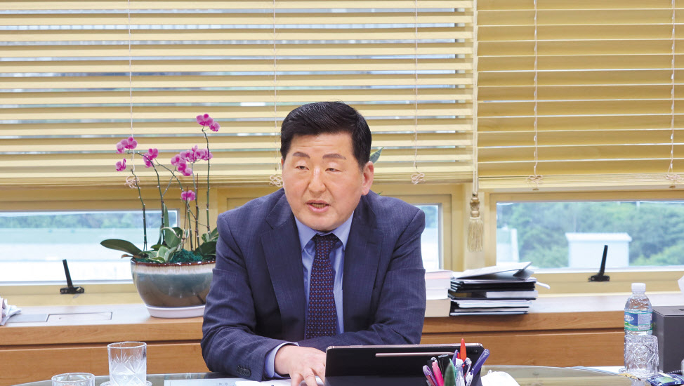 지난 53년간 270만여명의 대한민국의 ‘산업 역군’을 육성해 온 한국폴리텍대학은 지난 3월 조재희 이사장 취임 이후 ‘AI(인공지능)+X’ 인재 양성 선도 기관이라는 새로운 목표를 설정했다. 조 이사장은 “알파벳이 지구촌을 점령하는 시대가 가고, AI가 일상생활에 깊이 스며드는 시대가 새롭게 열렸다”고 말했다. [한국폴리텍대학 제공]