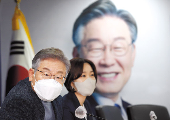 대선 지지도 경쟁이 한창인 가운데, 이재명 더불어민주당 후보 측에선 선거대책위원회의 쇄신 및 개편 논의가 당내 최대 현안이 됐다. 윤석열 국민의힘 후보 측에선 선대위 구성을 놓고 윤 후보와 김종인 전 비상대책위원장, 이준석 대표간 갈등을 빚고 있다. 이 후보가 지난 18일 여의도 당사에서 열린 ‘민주당 정당쇄신, 정치개혁 의원모임’ 간담회에서 의원들의 발언을 듣고 있다. [국회사진기자단]