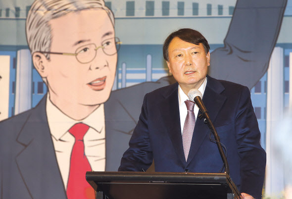 대선 지지도 경쟁이 한창인 가운데, 이재명 더불어민주당 후보 측에선 선거대책위원회의 쇄신 및 개편 논의가 당내 최대 현안이 됐다. 윤석열 국민의힘 후보 측에선 선대위 구성을 놓고 윤 후보와 김종인 전 비상대책위원장, 이준석 대표간 갈등을 빚고 있다. 윤 후보가 지난 15일 서울 용산 그랜드 하얏트 서울에서 열린 김 전 위원장의 출판기념회에서 축사를 하고 있다. [국회사진기자단]
