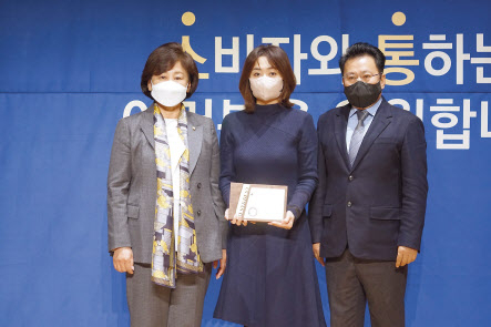 김희진(가운데) LG유플러스 브랜드전략팀장이 ‘제14회 대한민국소통어워즈’에서 종합대상을 수상한 후 기념사진을 찍고 있다. [LG유플러스 제공]