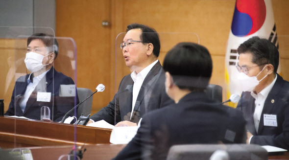 김부겸(가운데) 국무총리가 19일 수도권 지역의 22개 상급종합병원장과 긴급 간담회를 하고 있다. [연합]