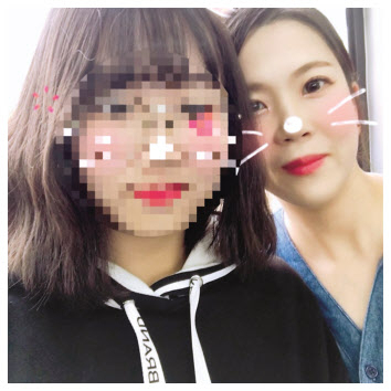 고3 딸을 둔 엄마인 김지선(오른쪽) 씨와 그의 딸. 그는 과거 아이를 학대한 경험이 있었다고 고백했다. 김씨는 스스로 가해자였음을 인정하고, 이를 해결하기 위해 정신과 치료와 강의 등을 들으며 노력했다. 현재는 아동학대 방지를 위해 힘을 쓰고 있다. [김지선 씨 제공]