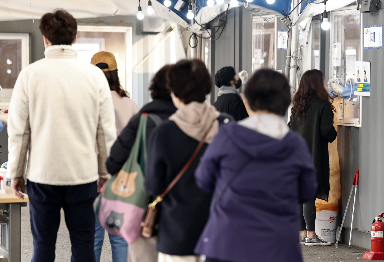 신종 코로나바이러스 감염증(코로나19) 확산세가 이어지고 있는 19일 오전 서울역 광장에 마련된 코로나19 임시선별검사소에서 시민들이 검사를 기다리고 있다. 중앙방역대책본부는 19일 0시 기준 신규 확진자가 3034명 늘어 누적 40만9099명이라고 밝혔다. 연합뉴스