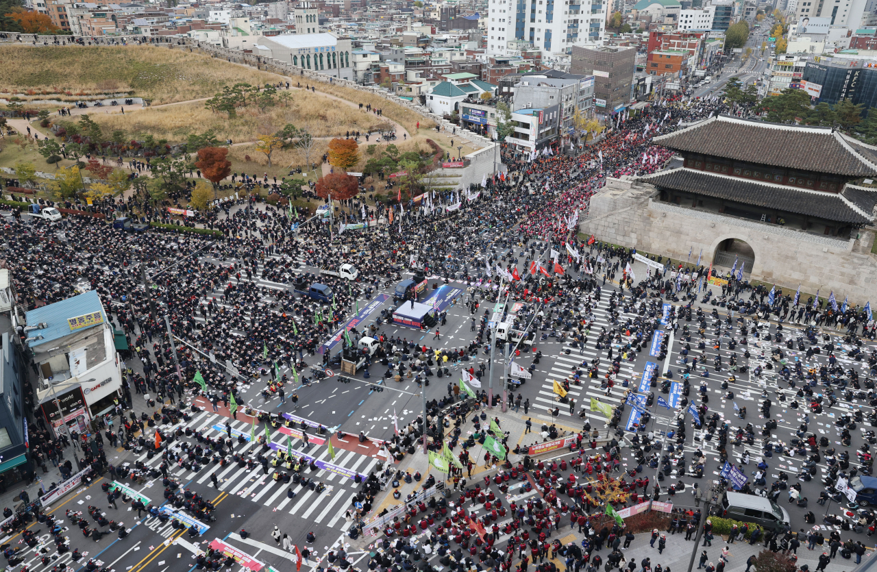 13일 오후 서울 동대문 흥인지문 교차로에서 열린 전국노동자대회에서 전국민주노동조합총연맹(민주노총) 조합원들이 노조법 전면 개정 등 노동환경 개선을 요구하고 있다. [연합]