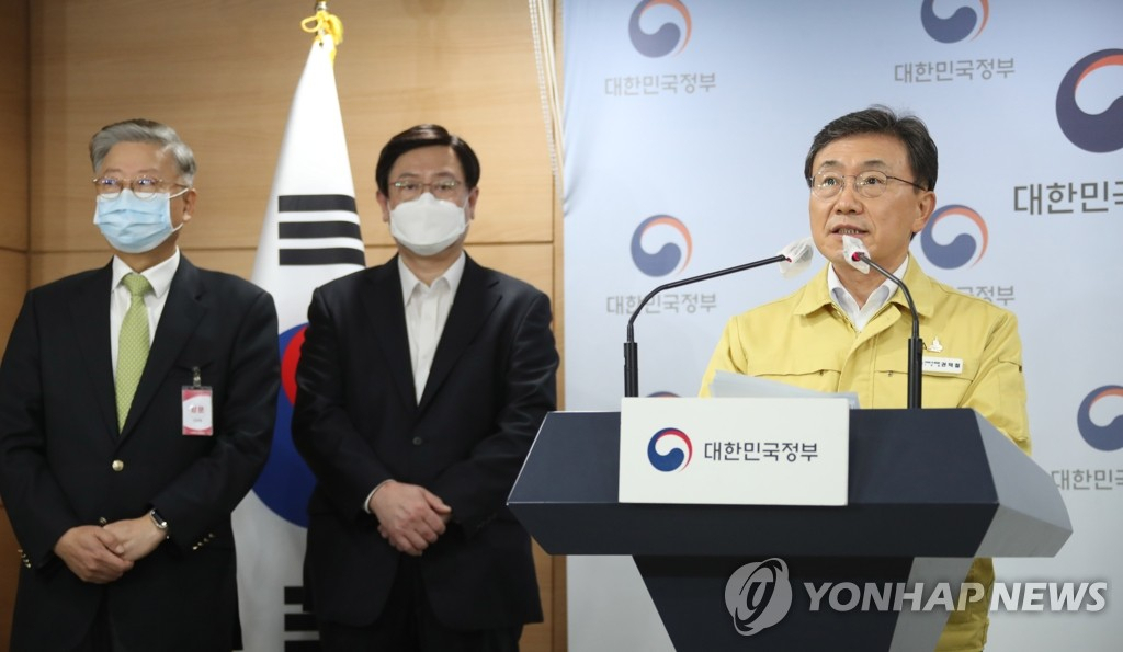 권덕철(맨 오른쪽) 중앙재난안전대책본부 1차장(보건복지부 장관)이 19일 정부서울청사 브리핑실에서 오주형 상급종합병원협회장, 김연수 서울대병원장이 배석한 가운데 코로나19 확진자와 위중증 환자 증가에 대응한 코로나19 병상 확보와 병상 효율화 방안 등 의료대응 관련 대책을 발표하고 있다. [연합]
