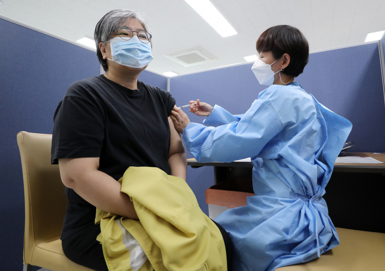 정은경 질병관리청장이 19일 오전 예방접종 위탁의료기관인 청주시 하나병원에서 코로나19 백신을 추가접종하고 있다. [연합]