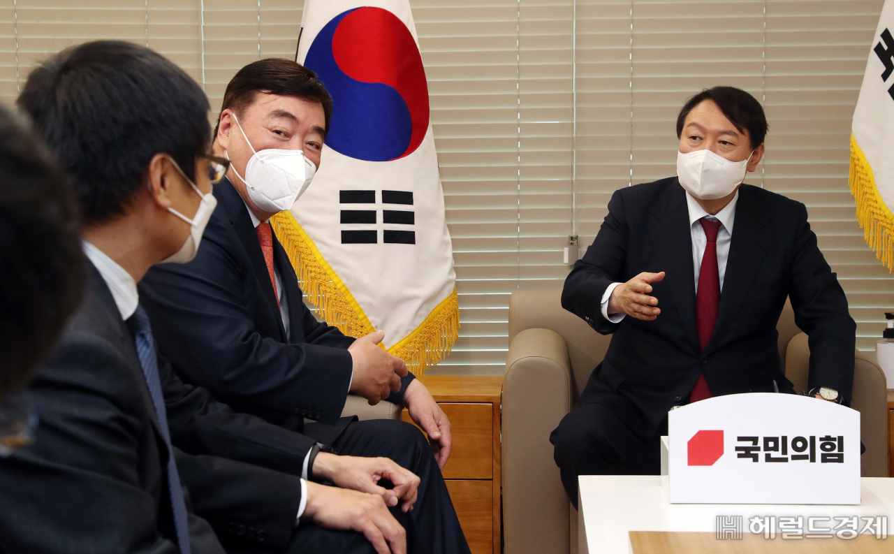 [헤럴드경제=이상섭 기자] 윤석열 국민의힘 대선 후보가 19일 오후 서울 여의도 중앙당사에서 싱하이밍 주한 중국대사를 접견하고 있다.