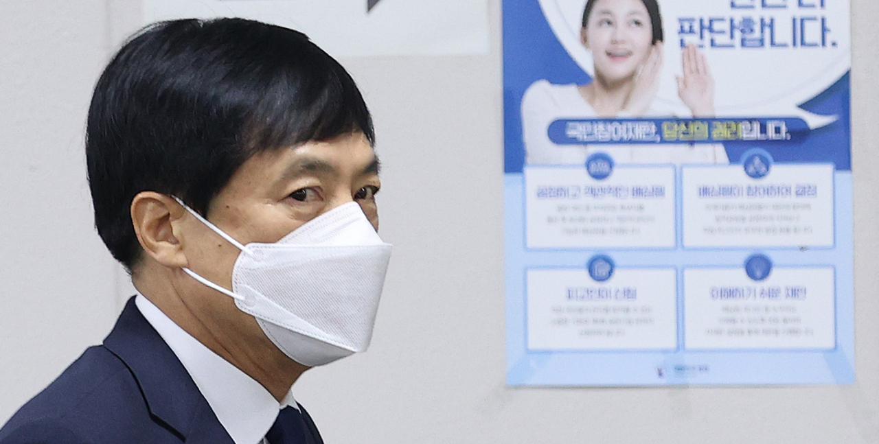 서울고검이 조국 전 법무부 장관 일가의 사모펀드 의혹을 수사했던 검사들에 대해 감찰을 벌이는 것을 두고 논란이 일고있다. 사진은 김학의 전 법무부 차관의 출국을 불법으로 막으려 했다는 의혹의 수사를 무마하려던 혐의로 기소된 이성윤 서울고검장이 지난달 20일 오전 서울 서초구 서울중앙지법에서 열린 첫 공판에 출석하기 위해 법정으로 향하고 있는 모습. [연합]