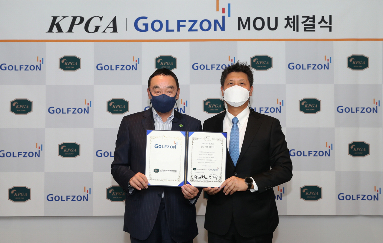 구자철(왼쪽) KPGA 회장과 박강수 골프존 대표이사가 코리안투어 타이틀 스폰서십 MOU를 체결하고 있다.