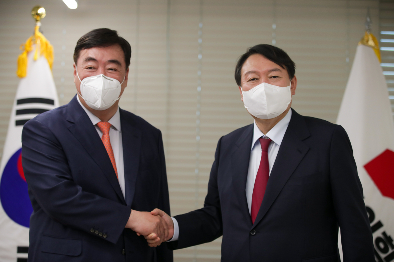 윤석열 국민의힘 대선후보는 19일 서울 여의도 국민의힘 중앙당사에서 싱하이밍 주한중국대사와 접견했다. [윤석열 캠프 제공]