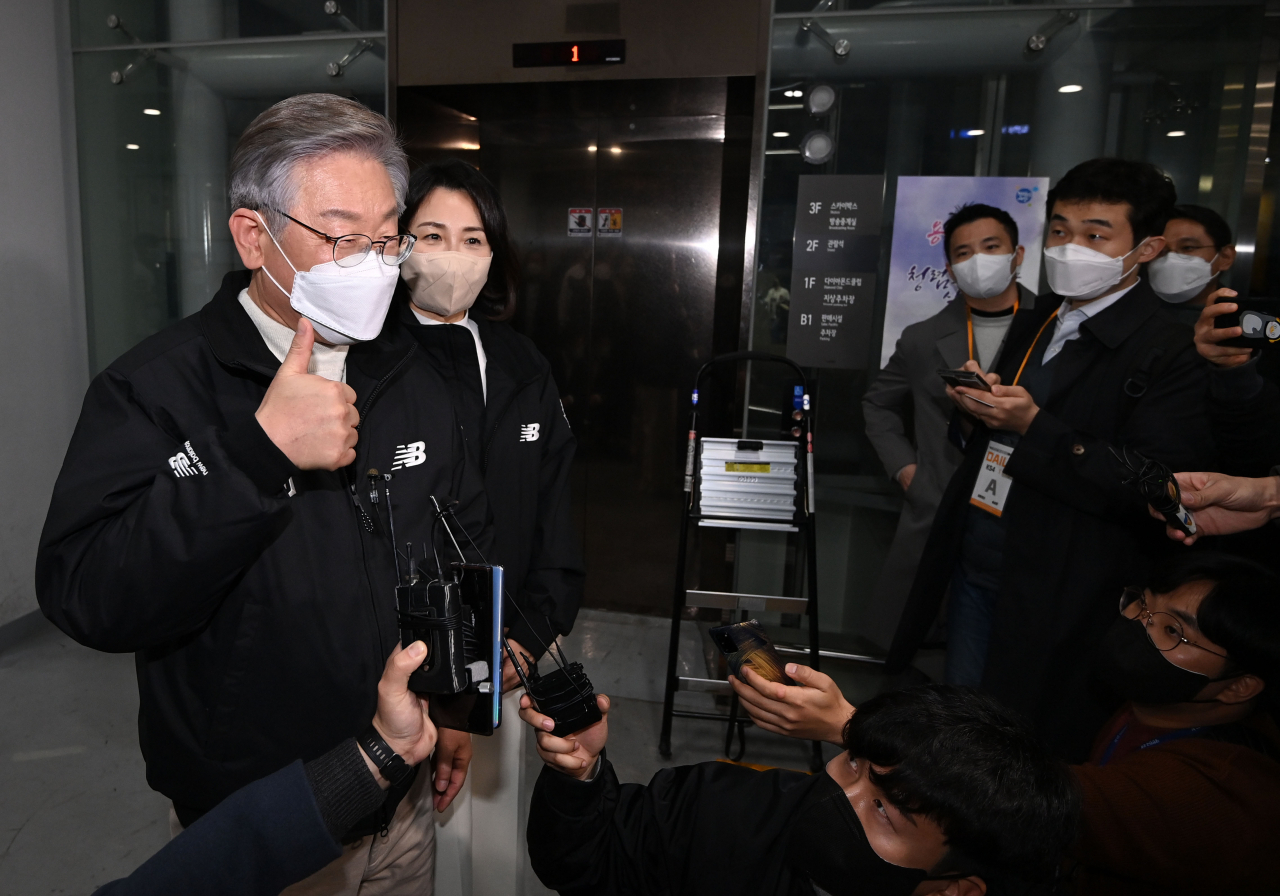 더불어민주당 이재명 대선후보가 지난 18일 서울 고척돔에서 열린 프로야구 한국시리즈 4차전을 관람하기 위해 경기장으로 이동하던 중 취재진과 인터뷰를 하고 있다. [연합]