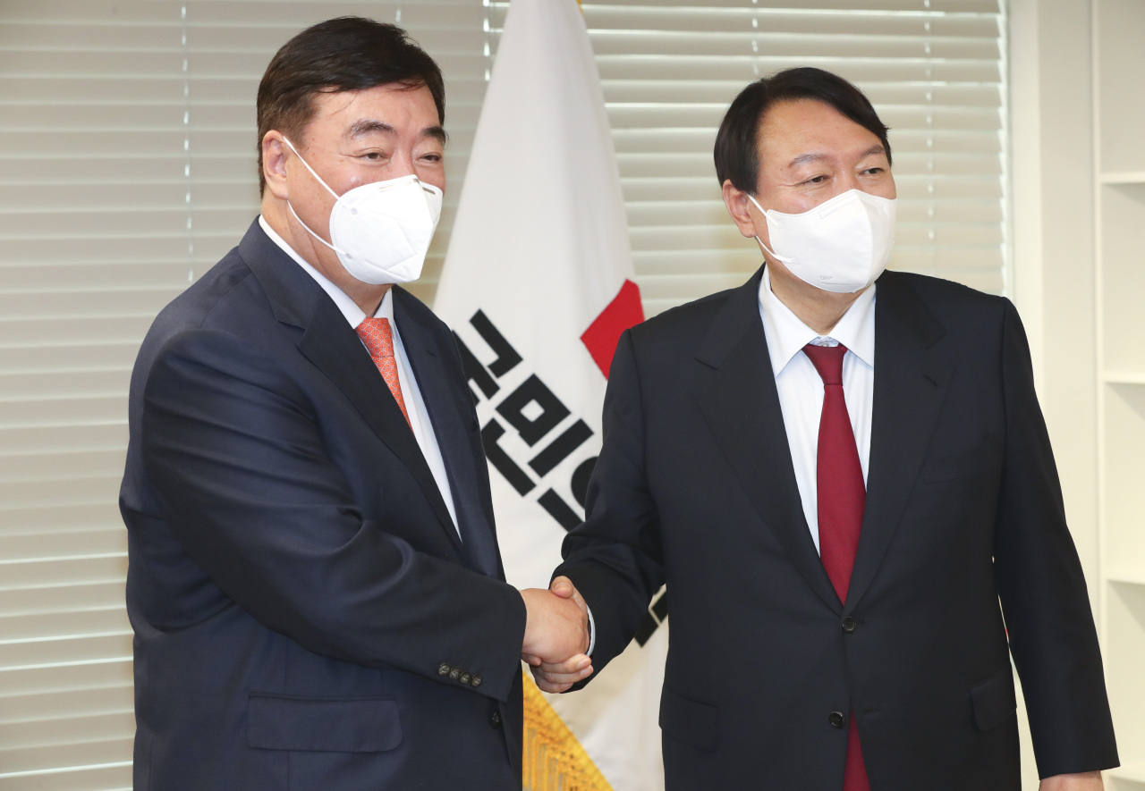 Yoon Seok-youl (right) the presidential candidate of the main opposition People Power Party, shakes hands with Chinese Ambassador to South Korea Xing Haiming at his party's headquarters in Seoul on Friday. (Yonhap)