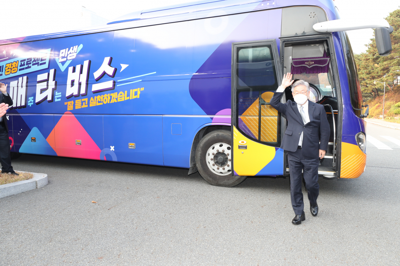이재명 더불어민주당 대선후보가 19일 대전시 유성구 한국전자통신연구원(ETRI)에 도착해 매타버스에서 내린 뒤 인사하고 있다. [연합]