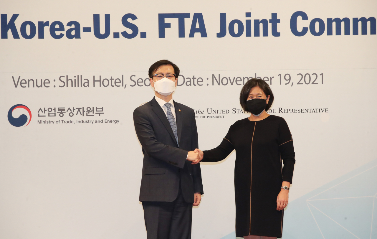 여한구 산업통상자원부 통상교섭본부장과 캐서린 타이 미국 무역대표부(USTR)대표가 19일 오후 서울 중구 신라호텔에서 열린 '제6차 한미 FTA 공동위원회'에서 기념촬영하고 있다. [연합]