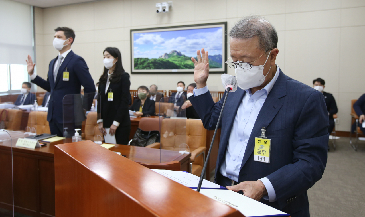 홍원식 남양유업 회장이 21일 오후 서울 여의도 국회에서 열린 환경노동위원회의 고용노동부 종합감사에 육아휴직 노동자 직장 괴롭힘 관련 증인으로 출석, 선서하고 있다. 연합뉴스