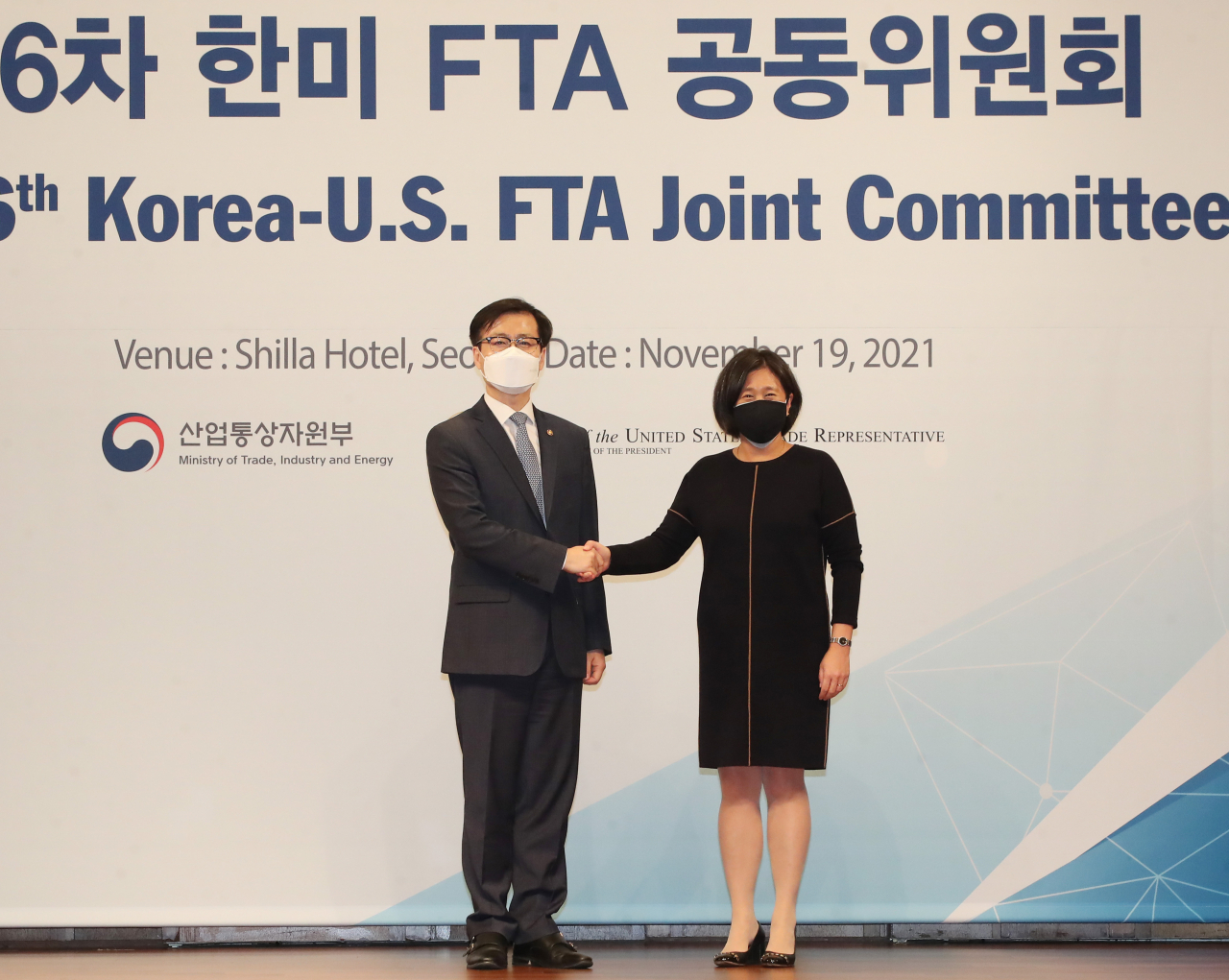 여한구 산업통상자원부 통상교섭본부장과 캐서린 타이 미국 무역대표부(USTR)대표가 19일 오후 서울 중구 신라호텔에서 열린 '제6차 한미 FTA 공동위원회'에서 기념촬영하고 있다. [연합]