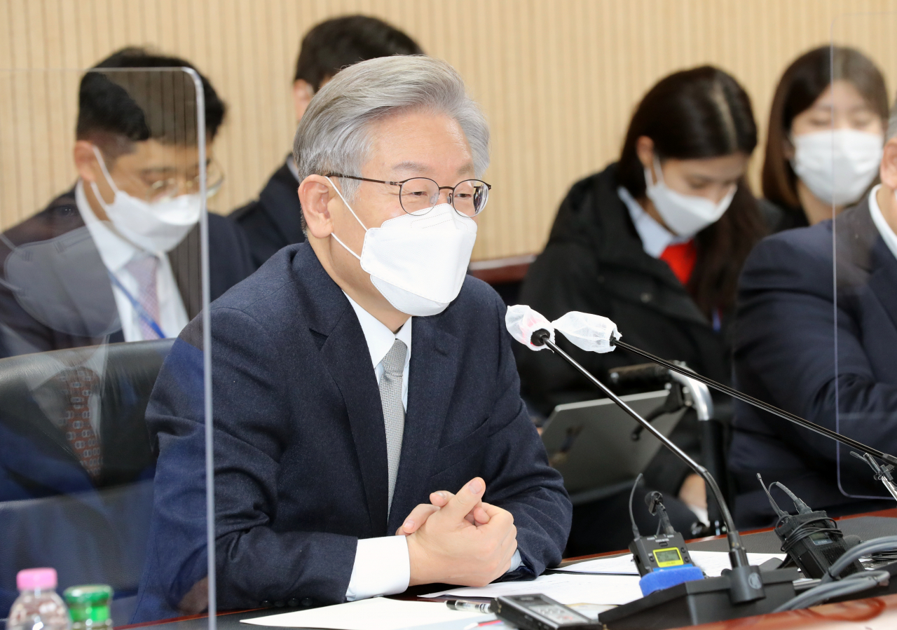 이재명 더불어민주당 대선후보가 19일 대전시 유성구 한국전자통신연구원(ETRI)을 방문, 연구원들과 간담회를 하고 있다. [연합]