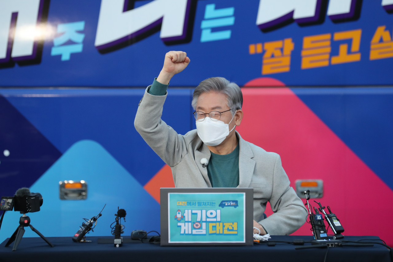 이재명 더불어민주당 대선후보가 지난 19일 대전시 유성구 대전 엑스포 시민광장에서 프로게이머와 함께 카트라이더 게임을 한 뒤 환호하고 있다. [연합]
