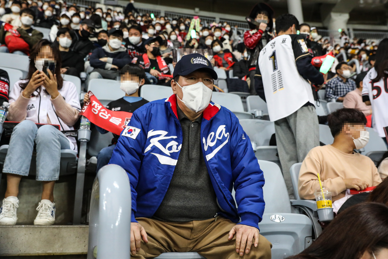 국민의힘 윤석열 대선 후보가 14일 오후 서울 구로구 고척스카이돔에서 열린 2021 프로야구 포스트시즌 한국시리즈 1차전 두산 베어스와 kt wiz의 경기를 찾아 경기를 관람하고 있다. 연합뉴스