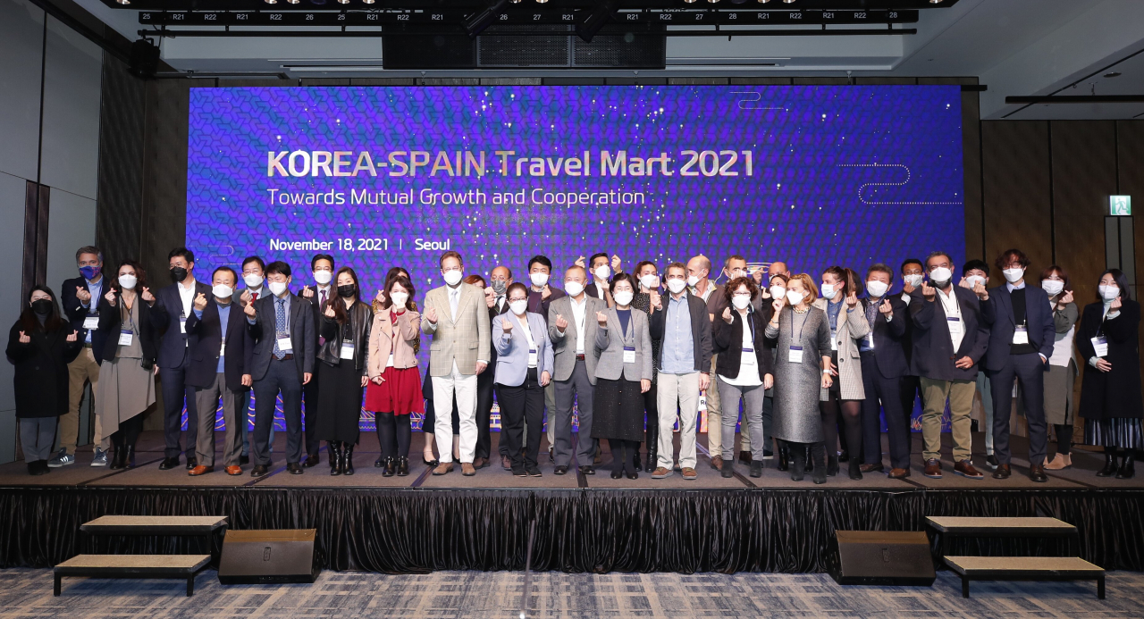 한국형 ‘화이팅!’ 포즈로 기념사진을 촬영하고 있는 스페인-한국 여행분야 민관대표단.
