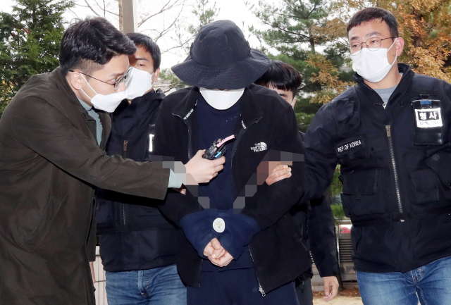 층간소음으로 갈등을 빚은 이웃 일가족 3명을 흉기로 다치게 한 혐의를 받는 40대 A씨가 구속 전 피의자 심문(영장실질심사)을 받기 위해 지난 17일 오후 인천시 미추홀구 인천지방법원에 들어서고 있다. [연합]