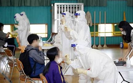 학교 중심 감염자 계속