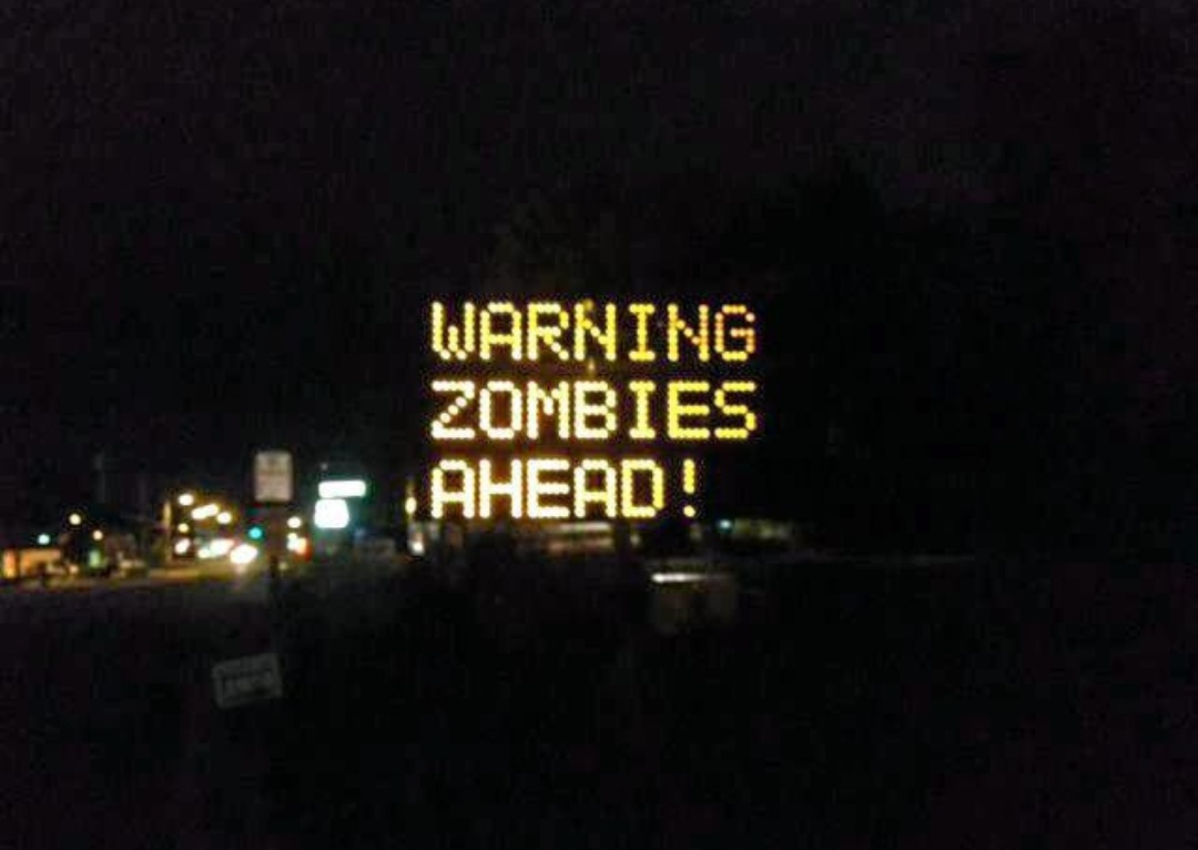 2012년 10월 미국 메인주 포틀랜드의 한 고속도로 전광판에 '경고 전방에 좀비!(WARNING ZOMBIES AHEAD!)라는 문구가 떠 운전자들을 혼란케 한 일이 발생했다. 조사 결과 이는 해커가 전광판 문구를 '좀비 출현'으로 바꿔치기 한 것으로 파악됐다. [WGME/TV]