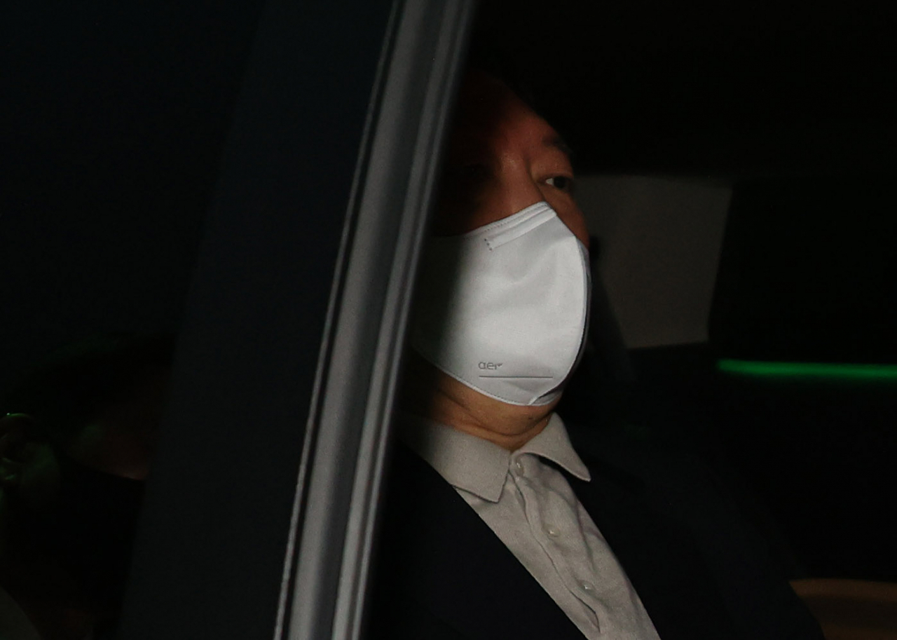 국민의힘 윤석열 대선 후보가 지난 19일 경기 고양시 일산 킨텍스에서 열린 '2021 케이-펫페어 일산' 행사장을 둘러본 뒤 차량에 오르고 있다. [연합]