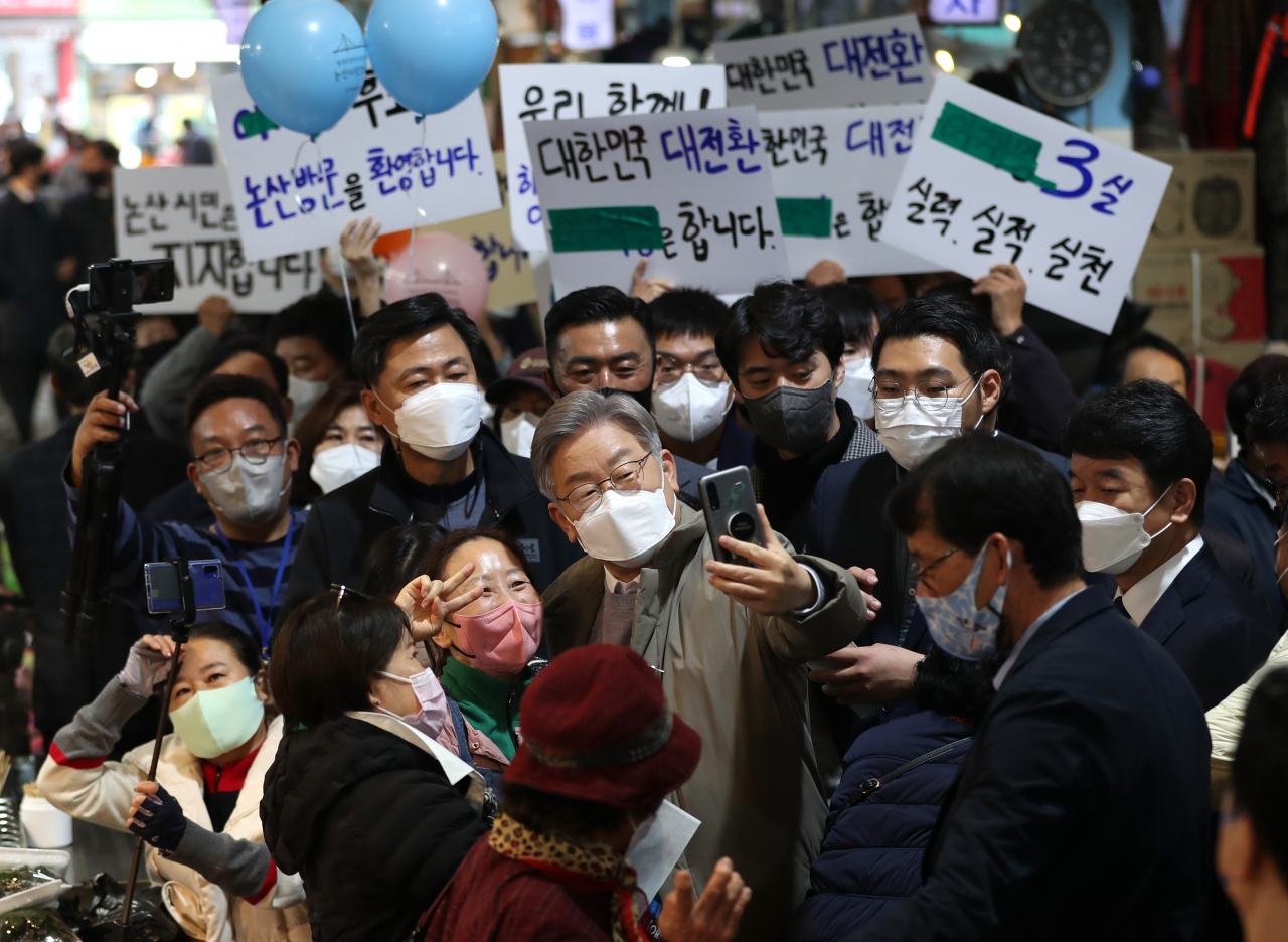 더불어민주당 이재명 대선후보가 20일 충남 논산시 화지중앙시장을 방문, 지지자들과 기념촬영을 하고 있다. [연합]