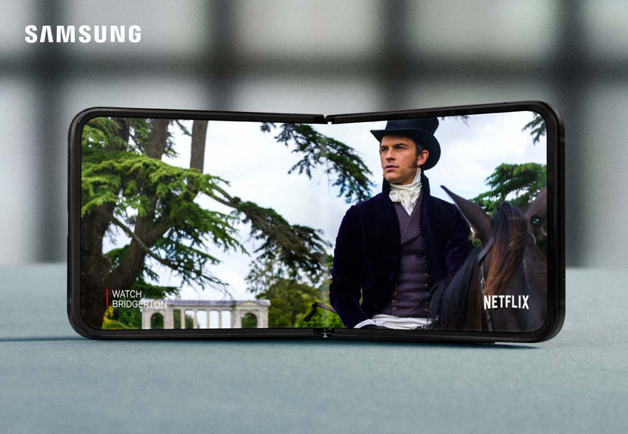 갤럭시Z플립3로 동영상을 재생하는 모습. 갤럭시Z플립3는 120Hz 고주사율 디스플레이를 탑재했다. [삼성전자 제공]