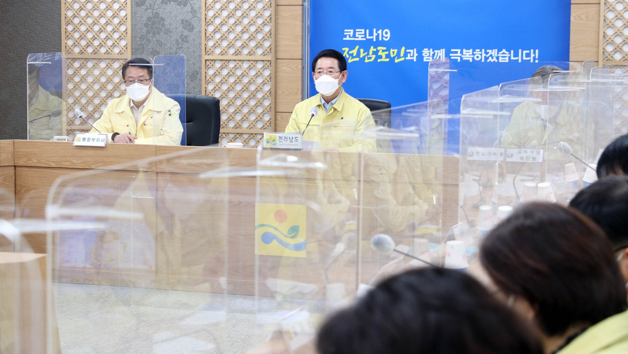 김영록지사가 코로나 비상회의을 주재하고 있다.