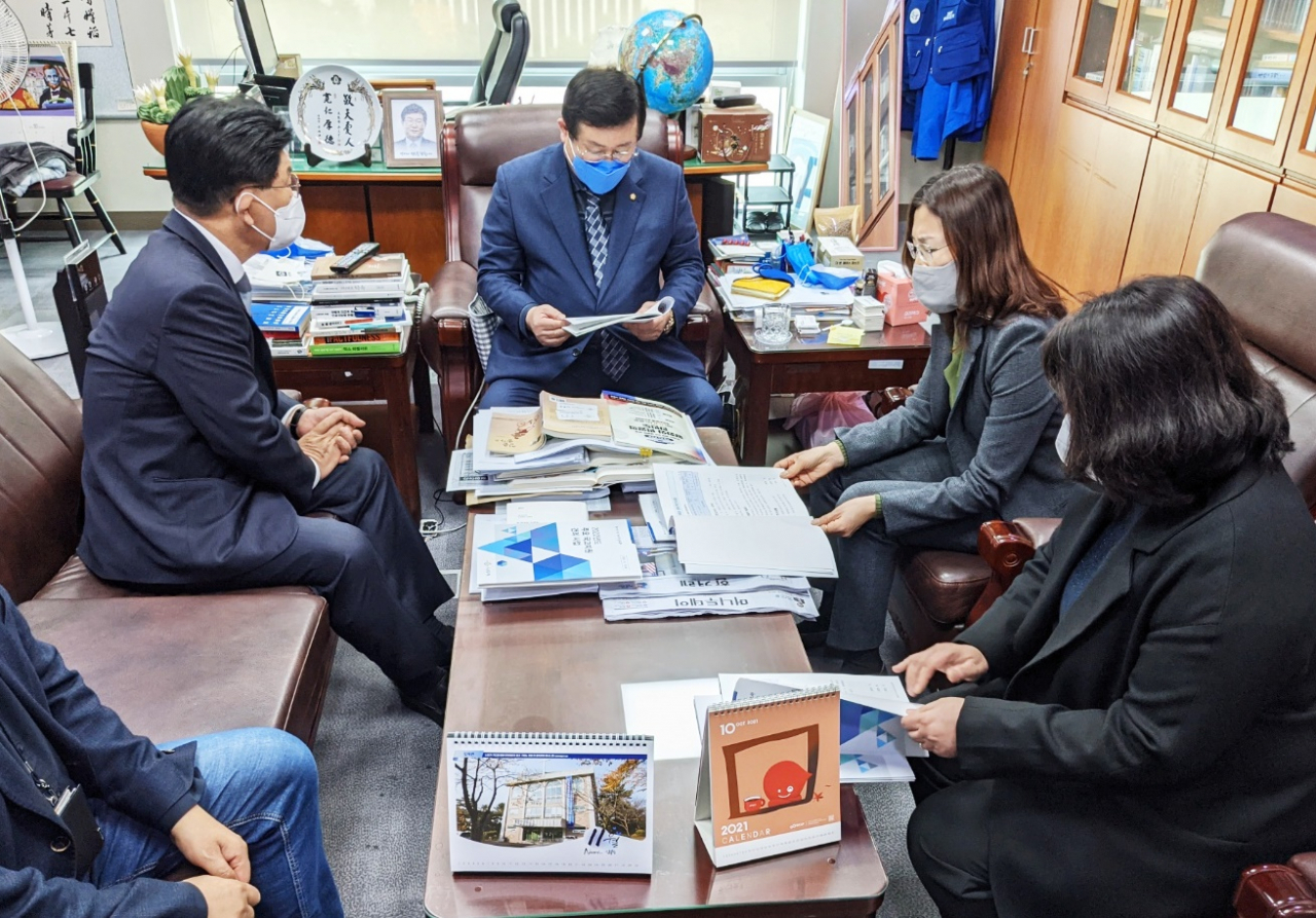 강인규시장은 설훈의원을 면담하고 국비 예산을 설명하고 있다.