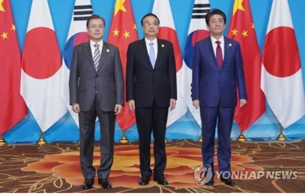 2019년 12월 24일 중국 청두에 모인 문재인 대통령, 리커창 중국 총리, 아베 신조 당시 일본 총리가 한중일 정상회의에 앞서 기념사진을 찍고 있다.[출처: 연합]
