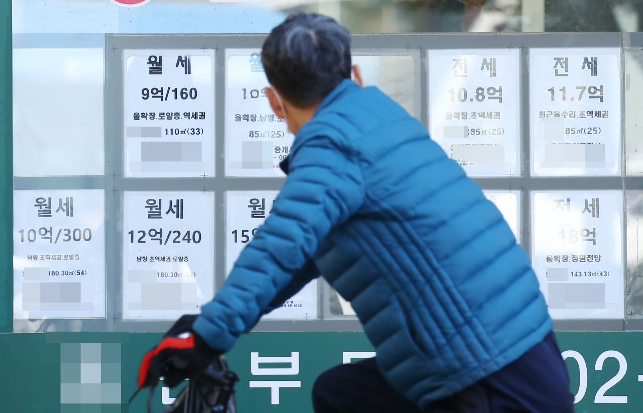 정부의 강력한 대출규제로 수도권 아파트 거래 및 매수세가 줄어들면서 이달 하순부터 부과되는 종합부동산세를 두고 주택 시장이 술렁이고 있다. 시장에서는 올해부터 급격히 증가하는 종부세 부담에 다주택자들이 일부 매물을 내놓을 수밖에 없을 것이라는 예측과 이미 6월 1일로 과세 대상이 확정된 데다 대선이라는 큰 변수가 있어 매물 증가로 이어지진 않을 것이라는 전문가들의 예측이 엇갈리고 있다. 사진은 7일 오전 서울 시내의 한 부동산업체 모습. 연합뉴스