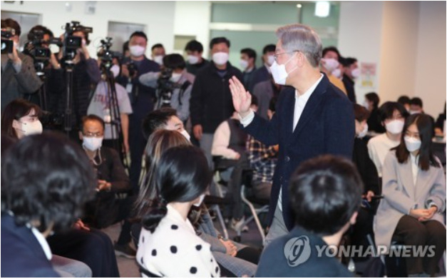 대학생들과 인사하는 이재명 대선후보[출처: 연합]