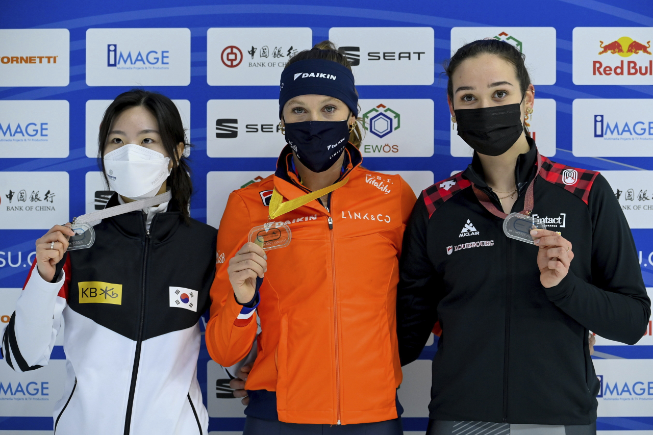 이유빈(왼쪽)이 쇼트트랙 월드컵 3차 대회 1500m 은메달을 획득한 후 시상식에서 포즈를 취하고 있다.[AP]