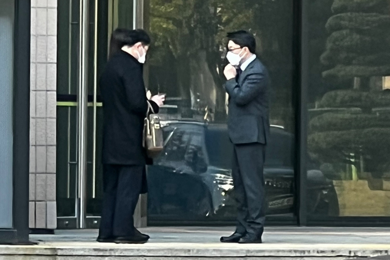 김진욱 고위공직자범죄수사처(공수처) 처장(오른쪽)이 손준성 대구고검 인권보호관에 대한 구속 전 피의자 심문을 앞둔 26일 오전 과천 공수처 앞에서 여운국 차장(왼쪽)과 대화하고 있다. 이날 손 검사는 피의자 심문에 출석하기 전 공수처로 와서 검사들과 함께 서울중앙지법으로 향했다. [연합]