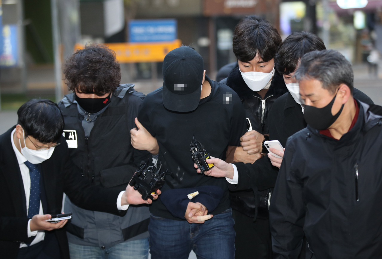 데이트폭력 피해로 경찰의 신변보호를 받던 여성을 살해하고 도주한 30대 남성이 하루 만에 경찰에 붙잡혀 20일 오후 서울 중부경찰서로 들어서고 있다. 경찰에 따르면 서울 중부경찰서는 이날 낮 12시 40분께 신변보호 대상이었던 30대 여성 A씨를 흉기로 찔러 살해한 혐의로 A씨의 전 남자친구인 30대 B씨를 대구 소재 숙박업소에서 검거했다. [연합]