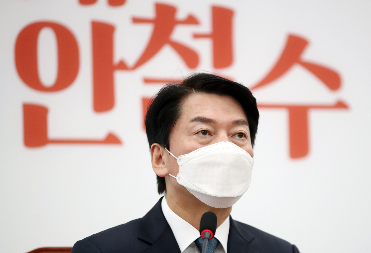 안철수 국민의당 대선 후보가 21일 오전 국회에서 기자회견을 열고 대장동 및 고발사주 의혹과 관련해 쌍특검법안 촉구 및 중재안 제안을 하고 있다. [연합]