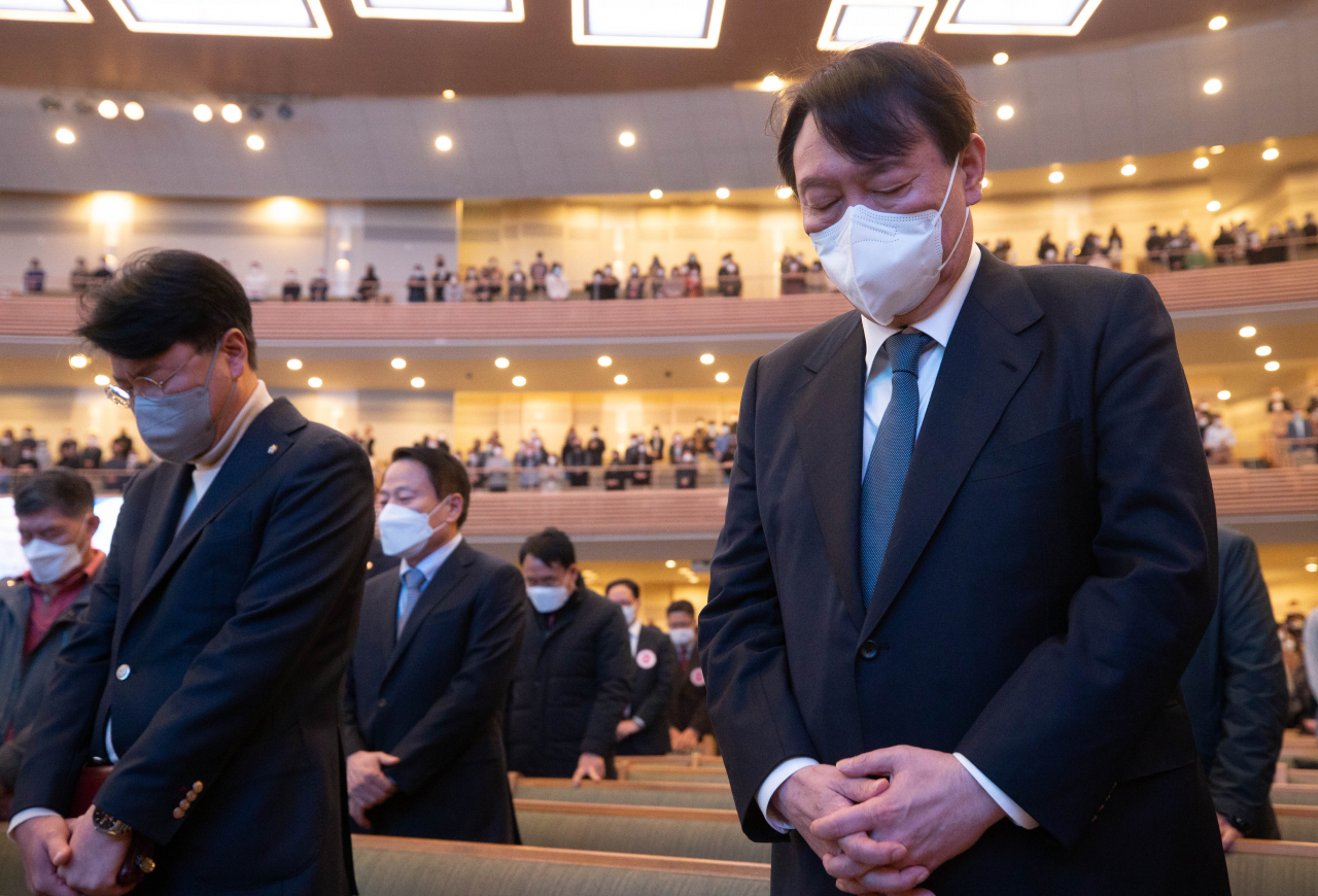 국민의힘 윤석열 대선 후보가 21일 서울 서초구 사랑의 교회에서 열린 예배에서 기도하고 있다. [연합]