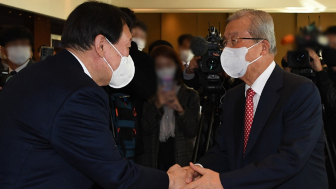 윤석열(왼쪽) 국민의힘 대선 후보와 김종인 전 비상대책위원장 [연합]