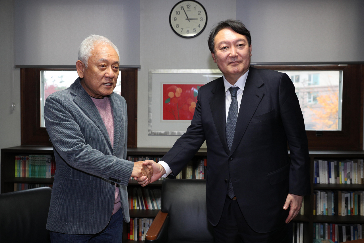 국민의힘 윤석열 대선 후보(오른쪽)가 21일 오후 서울 용산구 김한길 전 민주당 대표 사무실에서 김 전 대표와 회동에 앞서 악수하고 있다. 연합뉴스