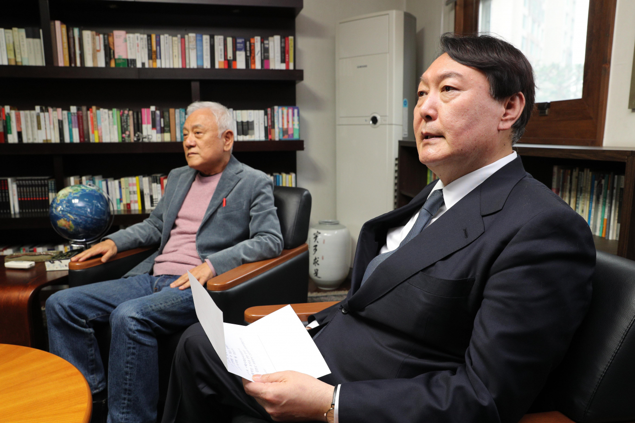 국민의힘 윤석열 대선 후보(오른쪽)가 21일 오후 서울 용산구 김한길 전 민주당 대표 사무실에서 김 전 대표와 회동하고 있다. [연합]