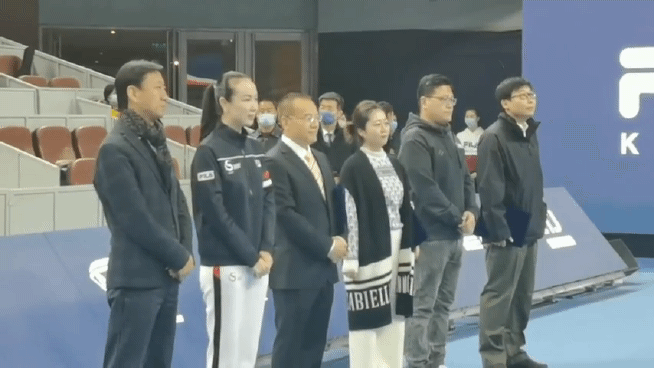 환구시보 후시진 편집인이 자신의 트위터에 올린 펑솨이 모습. 펑솨이가 베이징에서 열린 유소년 테니스 경기에 참석해 웃으며 인사하고 있다. [후시진 트위터 캡처]